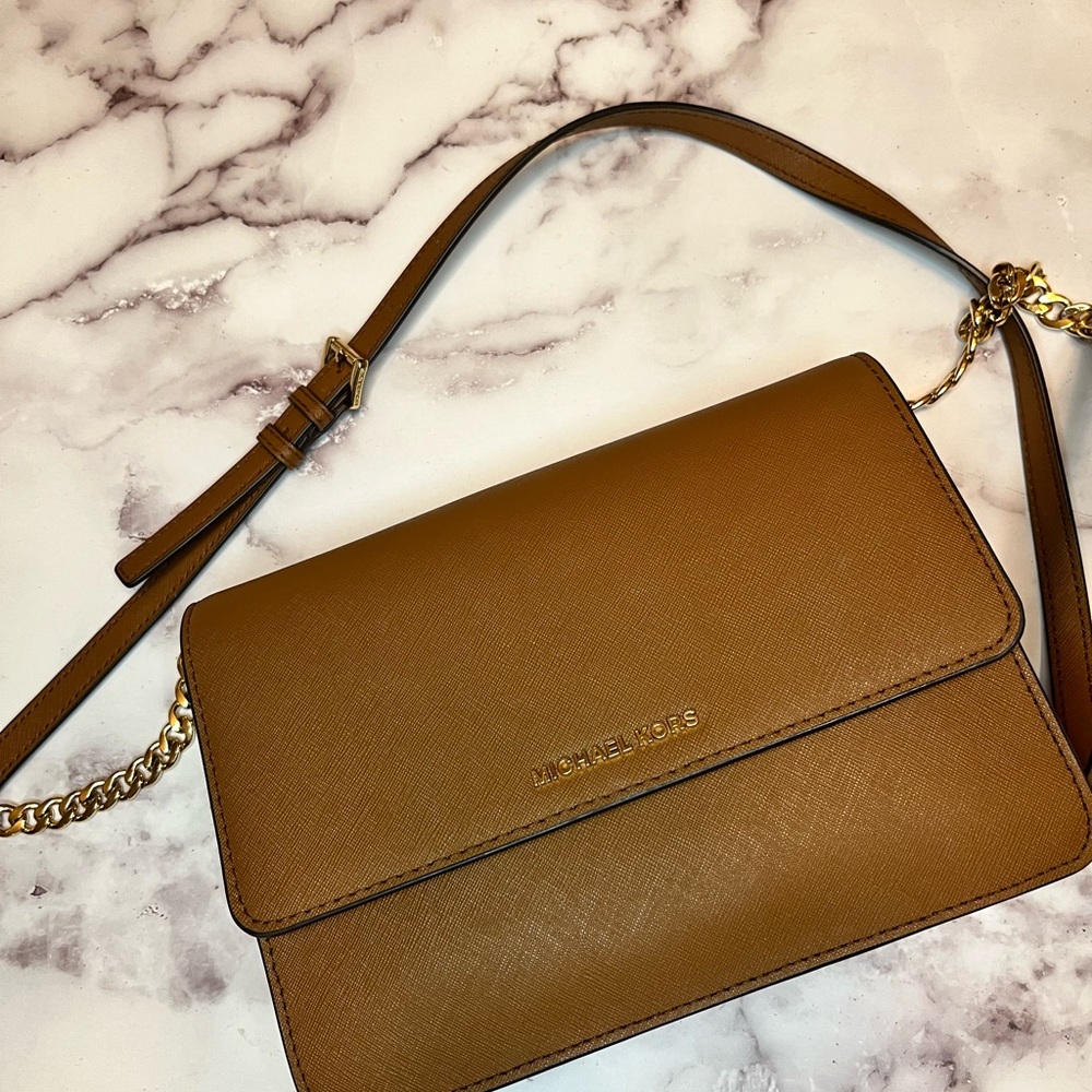 Michael Kors 	
Daniela Large Saffiano Leather Crossbody Bag
